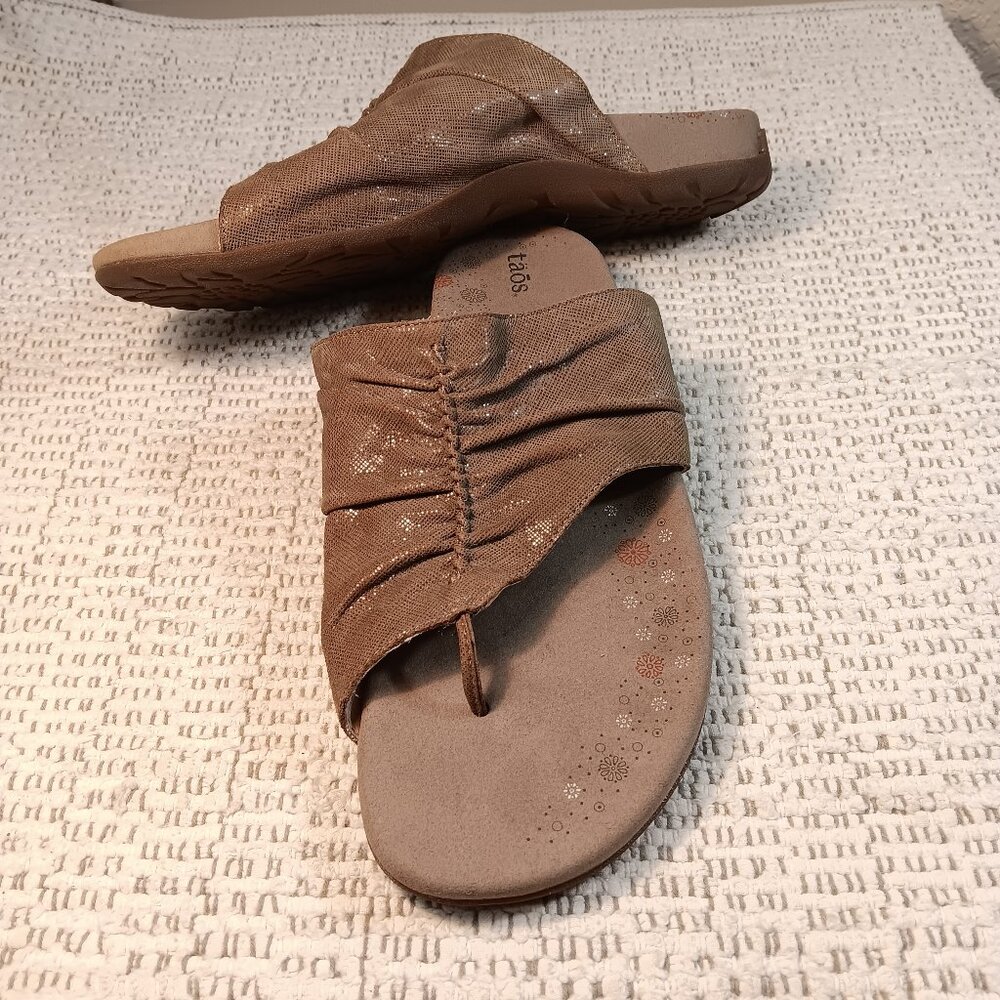 Taos women's 'Gift 2' sparkly ruched leather thongs flip flops sandals sz 12